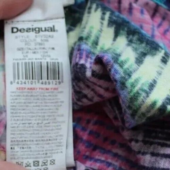 desigual Girls Top  size 5 to 6 sleeveless modern design - Picture 3 of 5